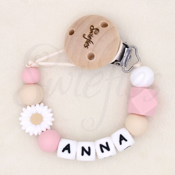 Speenkoord met naam Anna en een wit bloemetje, gemaakt van siliconen kralen in roze kleuren, met een houten clip om veilig aan kleding te bevestigen, ideaal voor baby’s om de speen niet te verliezen.