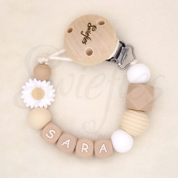 Speenkoord met naam Sara en een wit bloemetje, gemaakt van siliconen kralen in neutrale kleuren, met een houten clip om veilig aan kleding te bevestigen, ideaal voor baby’s om de speen niet te verliezen.