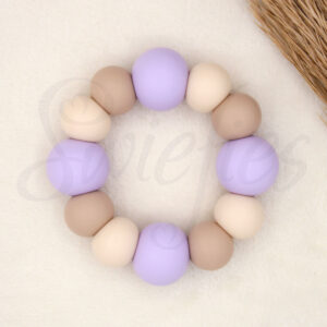 Bijtring van siliconen kralen in lila, beige en crème, speciaal ontworpen voor baby’s om op te kauwen en tandvlees te verzachten.