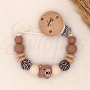 Speenkoord met beertje in neutrale aardetinten, gemaakt van siliconen kralen met panterprint en houten clip met merknaam Swiefies. Stijlvol en veilig voor bevestiging van de speen.