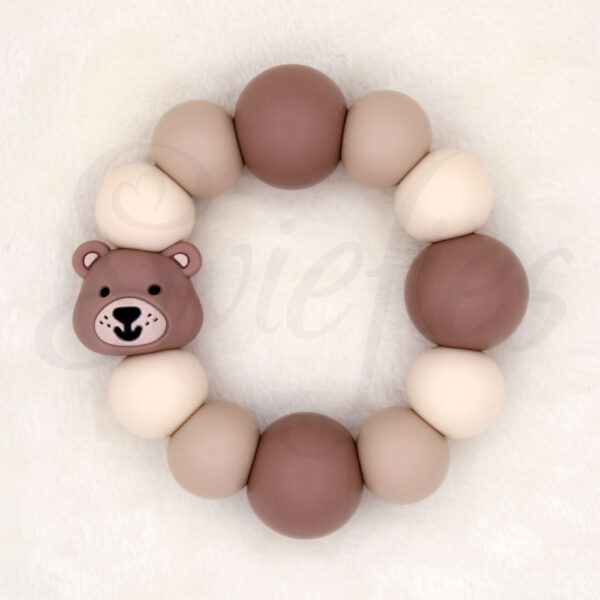 Bijtring van siliconen kralen in crème, beige, bruine kleur, met een schattig beertje, speciaal ontworpen voor baby’s om op te kauwen en tandvlees te verzachten.