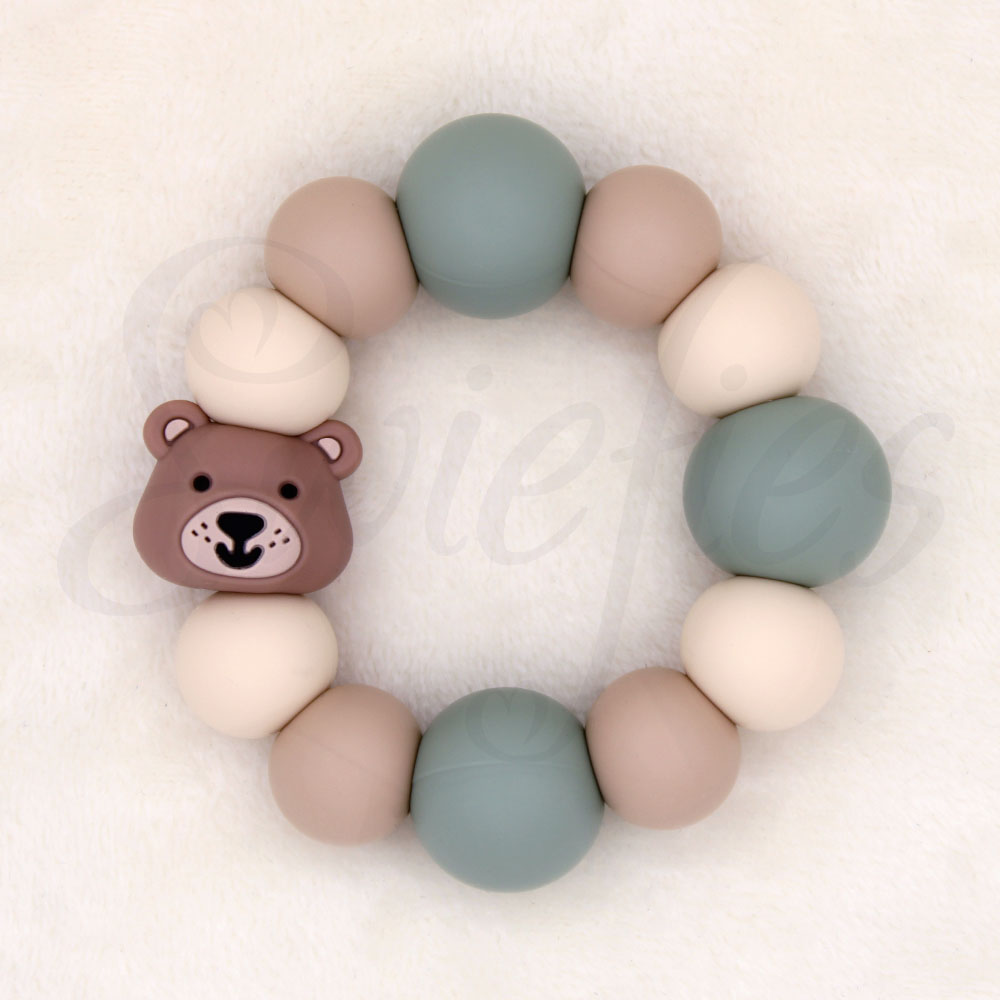 Bijtring van siliconen kralen in crème, beige, bruine en groene kleur, met een schattig beertje, speciaal ontworpen voor baby’s om op te kauwen en tandvlees te verzachten.