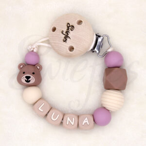 Speenkoord met naam Luna, gemaakt van siliconen kralen in crème, beige, bruine en roze kleuren, een schattig beertje, met een houten clip om veilig aan kleding te bevestigen, ideaal voor baby’s om speen niet te verliezen, de beer is bruin van kleur.