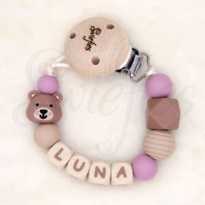Speenkoord met naam Luna, gemaakt van siliconen kralen in crème, beige, bruine en blauwe kleuren, een schattig beertje, met een houten clip om veilig aan kleding te bevestigen, ideaal voor baby’s om speen niet te verliezen, de beer is bruin van kleur.
