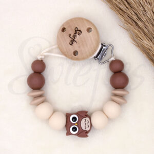 Speenkoord met bruin uiltje, gemaakt van siliconen kralen en houten clip met merknaam Swiefies. Stijlvol en veilig voor bevestiging van de speen.