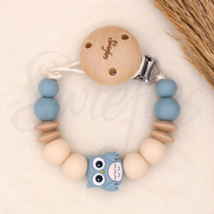 Speenkoord met blauw uiltje, gemaakt van siliconen kralen en houten clip met merknaam Swiefies. Stijlvol en veilig voor bevestiging van de speen.