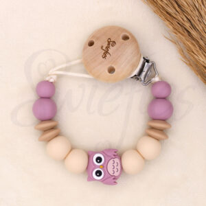 Speenkoord met roze uiltje, gemaakt van siliconen kralen en houten clip met merknaam Swiefies. Stijlvol en veilig voor bevestiging van de speen.