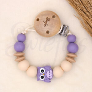 Speenkoord met paars uiltje, gemaakt van siliconen kralen en houten clip met merknaam Swiefies. Stijlvol en veilig voor bevestiging van de speen.