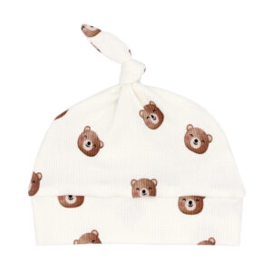 Een wit babymutsje met teddybeertjes