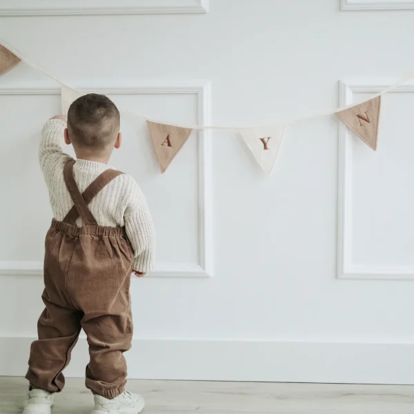 Gepersonaliseerde vlaggenlijn van zachte crème hydrofiele stof. Vlaggetjes met geborduurde naam “Zayn”, perfect als decoratie voor babykamer, kinderkamer of feestelijke gelegenheden zoals een geboorte of verjaardag. Slinger met naam.