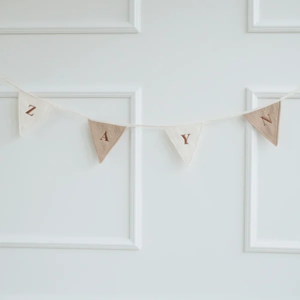Gepersonaliseerde vlaggenlijn van zachte crème hydrofiele stof. Vlaggetjes met geborduurde naam “Zayn”, perfect als decoratie voor babykamer, kinderkamer of feestelijke gelegenheden zoals een geboorte of verjaardag. Slinger met naam.