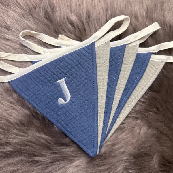 Gepersonaliseerde stoffen vlaggenlijn in blauw en olijf groen met de letter ‘J’ in het wit geborduurd, perfect als decoratie voor babykamers of verjaardagen