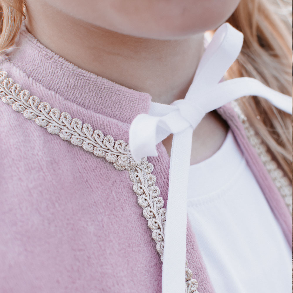 Elegante en stijlvolle afwerking van luxe roze gepersonaliseerde pietencape met naam
