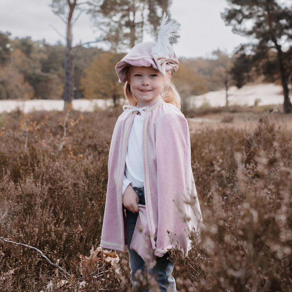 Roze gepersonaliseerde pietenpak bestaande uit pietencape, pietenmuts en pepernotenzakje. Pietenoutfit voor kinderen te gebruiken tijdens Sinterklaas.