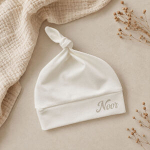Ecru babymutsje met naam Noor in beige letters, gepersonaliseerd newborn mutsje met knoopje
