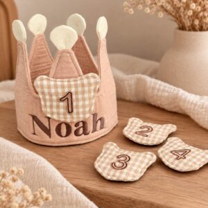 Beige meegroeiende verjaardagskroon met naam Noah in donkerbruine geborduurde letters en verwisselbare cijfers 1 t/m 4. Perfect voor de eerste verjaardagen.